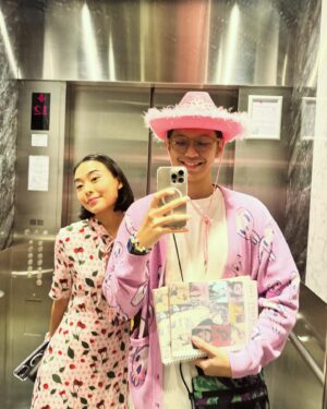 Brandon Salim Instagram - Kalo kata orang pas gue nyanyi bukan Era Tour tapi jadi Error Tour karena salah lirik mulu 🤣 

Tapi yang penting outfitnya ga error karena pake @its3second. Brand legend Indonesia yang keren banget di pake buat jadi Swiftie boyfriend. Nyaman dan Taylor Swift pun suka loh.