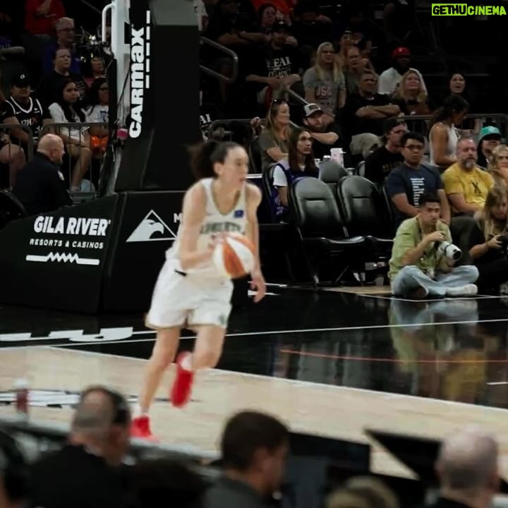 Breanna Stewart - 42.1K Likes - Wš