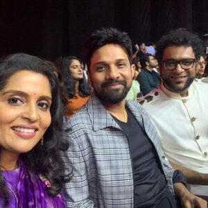 Brindha Sivakumar Instagram - Soo happy to share the stage with @karthikmusicexp and @haricharanmusic for SPB Sir’s Tribute at SIIMA AWARDS !! Thank you @sridevisreedhar Mam for giving me this wonderful opportunity 💖😊