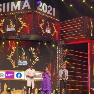 Brindha Sivakumar Instagram - Soo happy to share the stage with @karthikmusicexp and @haricharanmusic for SPB Sir’s Tribute at SIIMA AWARDS !! Thank you @sridevisreedhar Mam for giving me this wonderful opportunity 💖😊