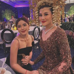 Brisia Jodie Instagram - Kondangan = reuni🤍

Happy Wedding lovebirds✨bahagia selamanyaa
@aaliyah.massaid & @thariqhalilintar