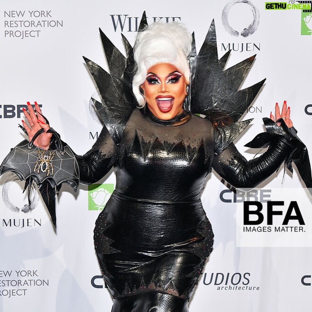 Brita Filter - 577 Likes - Happy Hulaween! 🎃
I was honored to attend Better Middler’s Annual Hulaween Gala benefiting the @nyrp New York Restoration Project.
#NYRP owns and operates over 50 community gardens and 80 acres of parkland throughout the five boroughs of New York City. It was founded by Bette Midler in 1995 to ensure that all New Yorkers have access to green spaces (fun fact: over 1.6 million New Yorkers live within a 10-min walk of a NYRP green space). The organization has made major contributions to the New York landscape and community health, from bringing a functionally extinct native Chestnut tree species back to life in Highbridge Park to helping turn the largest wetland in Manhattan from an illegal dumping ground into a flourishing living shoreline.
Grateful to share this fabulous night with my sister @rubyrubyroo.
Also DONT FORGET THERE IS THE #GENERALELECTION A WEEK FROM TODAY! Scroll to get the info >>> & #Vote