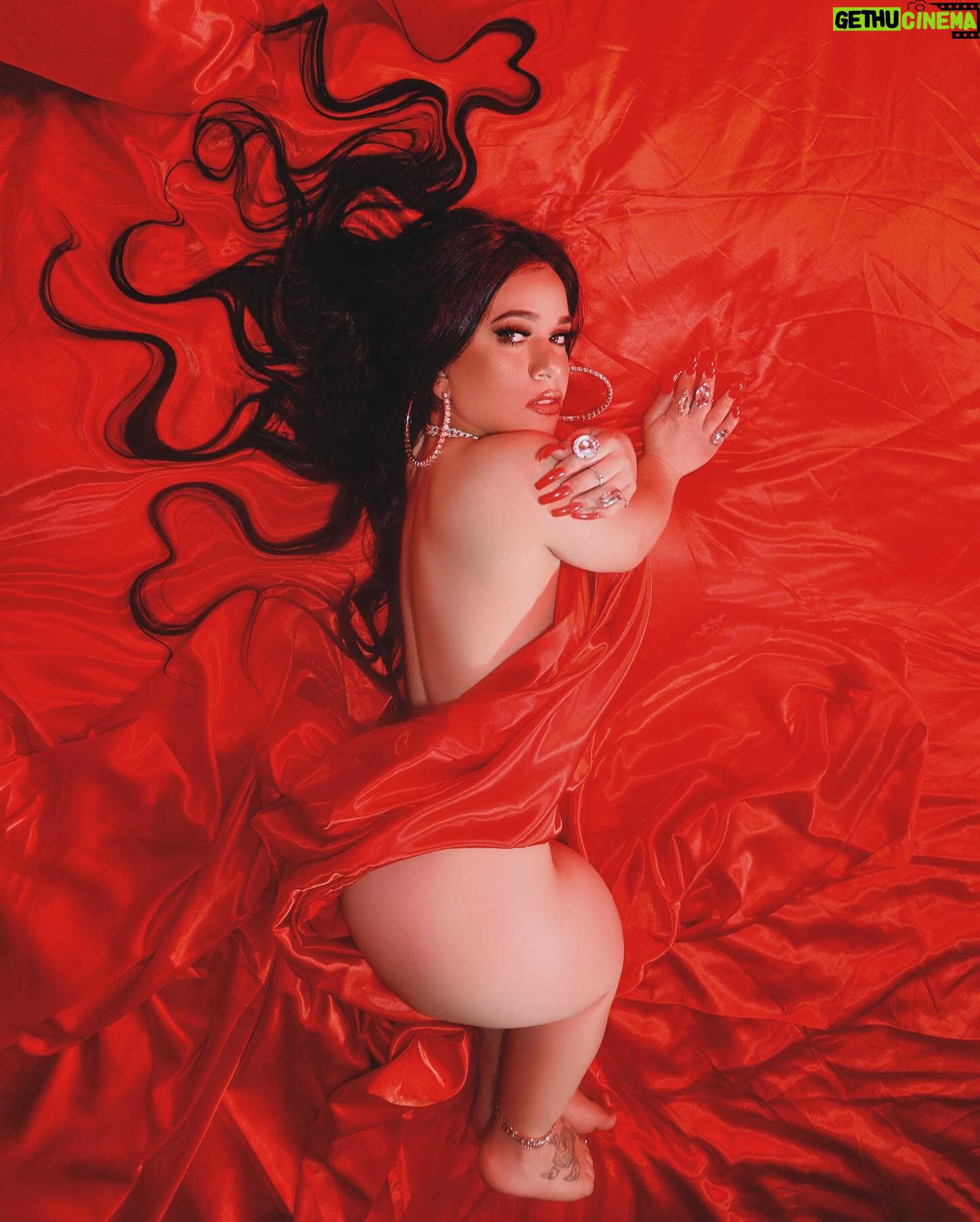 Brittney Guzman - 27.9K Likes - Will you be my Valentine 💋❤️
Shot/Styled by• @tiffanyjewels
Mua• @nicholerayartistry
•Link In Bio for the juicy stufff 🤤
#silk#red#valentines#shoot#diamonds