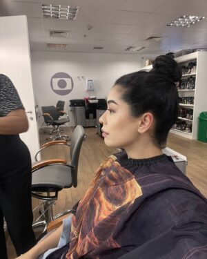 Bruna Aiiso Instagram - Minha Pilar chegou hoje em Família É Tudo. Uma assistente social envolvida em um imbróglio emocionante!

Agradeço imensamente ao querido Guilherme Gobb por ter visto em mim, potencial pra viver essa personagem tão especial. 

Agradeço também @fredmayrink e Daniel Ortiz
E a @tvglobo que sempre me acolheu tão bem! 

E obrigada universoooooooo e minha agente @mariverani que acredita e sonha comigo!!!