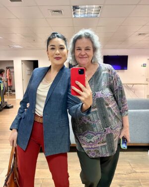 Bruna Aiiso Instagram - Minha Pilar chegou hoje em Família É Tudo. Uma assistente social envolvida em um imbróglio emocionante!

Agradeço imensamente ao querido Guilherme Gobb por ter visto em mim, potencial pra viver essa personagem tão especial. 

Agradeço também @fredmayrink e Daniel Ortiz
E a @tvglobo que sempre me acolheu tão bem! 

E obrigada universoooooooo e minha agente @mariverani que acredita e sonha comigo!!!