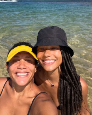 Bruna Inocencio Instagram - Minha irmã, não é a Bahia que me deixa feliz, é você. Já estive aqui outras vezes e nunca fui tão feliz assim. Falei que esse post seria no final mas pensei bem no motivo da minha felicidade e não é só por estar em solo baiano, é porque estou perto de você. Por mais que a praia do forte seja incrível ela ficou muito melhor quando estamos juntas. E assim é em qualquer lugar. 
A Danuza é a minha pessoa preferida do mundo e graças a você hoje eu tenho duas sobrinhas que são os amores da minha vida, então, se hoje elas dizem que eu sou uma tia incrível e maravilhosa, é por sua causa. 
Eu achava que precisava viajar mas na verdade, eu precisava estar contigo ❤️

Eu te amo com toda leveza e generosidade que o amor tem. 

Obrigada por hoje e por todos esses anos. Bom dia! 🍀