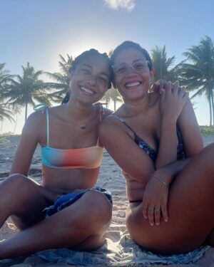 Bruna Inocencio Instagram - Minha irmã, não é a Bahia que me deixa feliz, é você. Já estive aqui outras vezes e nunca fui tão feliz assim. Falei que esse post seria no final mas pensei bem no motivo da minha felicidade e não é só por estar em solo baiano, é porque estou perto de você. Por mais que a praia do forte seja incrível ela ficou muito melhor quando estamos juntas. E assim é em qualquer lugar. 
A Danuza é a minha pessoa preferida do mundo e graças a você hoje eu tenho duas sobrinhas que são os amores da minha vida, então, se hoje elas dizem que eu sou uma tia incrível e maravilhosa, é por sua causa. 
Eu achava que precisava viajar mas na verdade, eu precisava estar contigo ❤️

Eu te amo com toda leveza e generosidade que o amor tem. 

Obrigada por hoje e por todos esses anos. Bom dia! 🍀