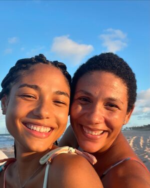 Bruna Inocencio Instagram - Minha irmã, não é a Bahia que me deixa feliz, é você. Já estive aqui outras vezes e nunca fui tão feliz assim. Falei que esse post seria no final mas pensei bem no motivo da minha felicidade e não é só por estar em solo baiano, é porque estou perto de você. Por mais que a praia do forte seja incrível ela ficou muito melhor quando estamos juntas. E assim é em qualquer lugar. 
A Danuza é a minha pessoa preferida do mundo e graças a você hoje eu tenho duas sobrinhas que são os amores da minha vida, então, se hoje elas dizem que eu sou uma tia incrível e maravilhosa, é por sua causa. 
Eu achava que precisava viajar mas na verdade, eu precisava estar contigo ❤️

Eu te amo com toda leveza e generosidade que o amor tem. 

Obrigada por hoje e por todos esses anos. Bom dia! 🍀