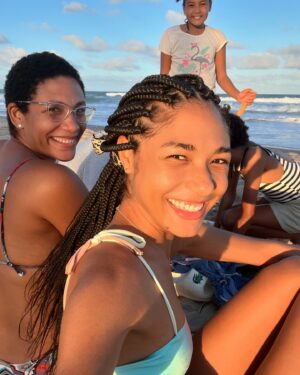 Bruna Inocencio Instagram - Minha irmã, não é a Bahia que me deixa feliz, é você. Já estive aqui outras vezes e nunca fui tão feliz assim. Falei que esse post seria no final mas pensei bem no motivo da minha felicidade e não é só por estar em solo baiano, é porque estou perto de você. Por mais que a praia do forte seja incrível ela ficou muito melhor quando estamos juntas. E assim é em qualquer lugar. 
A Danuza é a minha pessoa preferida do mundo e graças a você hoje eu tenho duas sobrinhas que são os amores da minha vida, então, se hoje elas dizem que eu sou uma tia incrível e maravilhosa, é por sua causa. 
Eu achava que precisava viajar mas na verdade, eu precisava estar contigo ❤️

Eu te amo com toda leveza e generosidade que o amor tem. 

Obrigada por hoje e por todos esses anos. Bom dia! 🍀
