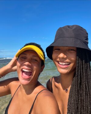 Bruna Inocencio Instagram - Minha irmã, não é a Bahia que me deixa feliz, é você. Já estive aqui outras vezes e nunca fui tão feliz assim. Falei que esse post seria no final mas pensei bem no motivo da minha felicidade e não é só por estar em solo baiano, é porque estou perto de você. Por mais que a praia do forte seja incrível ela ficou muito melhor quando estamos juntas. E assim é em qualquer lugar. 
A Danuza é a minha pessoa preferida do mundo e graças a você hoje eu tenho duas sobrinhas que são os amores da minha vida, então, se hoje elas dizem que eu sou uma tia incrível e maravilhosa, é por sua causa. 
Eu achava que precisava viajar mas na verdade, eu precisava estar contigo ❤️

Eu te amo com toda leveza e generosidade que o amor tem. 

Obrigada por hoje e por todos esses anos. Bom dia! 🍀