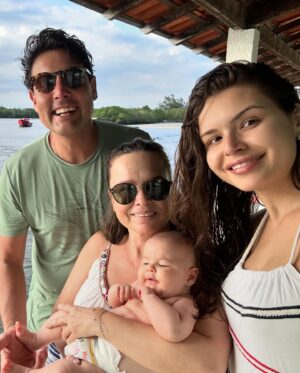 Bruno De Luca Instagram - Hoje me despeço de uma amiga recente, mas profunda. Uma amiga íntima, intensa, uma amizade super improvável. De genro e sogra. Uma amiga que virou uma segunda mãe. A avó da minha filha. Mãe do meu amor. Minha querida sogrinha, Márcia. Mãe jovem, teve minha esposa Sthefany com apenas 20 anos. Tínhamos entre tantas coisas em comum… música, filmes, psicologia (ela era psicóloga) fofocas, até nosso signo era igual. Gêmeos. Era apenas 10 anos mais velha que eu. Em nossa primeira viagens juntos pra um casamento em Tiradentes, ainda sem intimidade, no meio de uma ladeira íngreme em que eu usava um sapato que escorregava, Márcia me deu um tapa que quase rolei ladeira abaixo. Fiquei assustadíssimo! Quando olhei pra ela incrédulo, tentando entender o porquê da agressão, ela me disse: fusca azul… e a partir daí, o tapa do fusca azul virou lei. 
Fany as vezes ficava com ciúmes do tamanho da nossa cumplicidade. Mas ela sabia qual era a nossa maior afinidade, a mais importante: o amor que tínhamos por ela. E depois veio o amor pela Aurora. E se transformou num amor de sogra e genro que nunca pensei que fosse sentir. Fazíamos questão de demonstrar e deixar claro um pro outro. Ontem, de repente, nossos planos se foram. Passar o niver dela em Sp no dia 21 de maio. O novo projeto de viajar de Motohome com minha esposa, minha filha e minha sogra pelo no sul do Brasil em junho. O quarto dela que estávamos construindo na minha casa , mas que ela nunca vai usar. Que tristeza minha sogra! 
Você passou a vida alegrando e ajudando os outros. Foi essencial na ajuda com a gente com a Aurora. Cuidou das suas filhas, do seu marido. Cuidou da sua sogra, dos seus amigos e dos seus pacientes. Cuidou de mim no momento mais difícil da minha vida. Agora, farei questão de manter sua memória sempre viva em nossa família. Cuidarei da sua filha e da sua neta com todo amor e dedicação do mundo, por você, pela sua honra. Ta muito difícil pra todos nós, você é muito amada. Te amo pra sempre! 😢