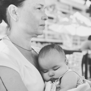 Bruno De Luca Instagram - Hoje me despeço de uma amiga recente, mas profunda. Uma amiga íntima, intensa, uma amizade super improvável. De genro e sogra. Uma amiga que virou uma segunda mãe. A avó da minha filha. Mãe do meu amor. Minha querida sogrinha, Márcia. Mãe jovem, teve minha esposa Sthefany com apenas 20 anos. Tínhamos entre tantas coisas em comum… música, filmes, psicologia (ela era psicóloga) fofocas, até nosso signo era igual. Gêmeos. Era apenas 10 anos mais velha que eu. Em nossa primeira viagens juntos pra um casamento em Tiradentes, ainda sem intimidade, no meio de uma ladeira íngreme em que eu usava um sapato que escorregava, Márcia me deu um tapa que quase rolei ladeira abaixo. Fiquei assustadíssimo! Quando olhei pra ela incrédulo, tentando entender o porquê da agressão, ela me disse: fusca azul… e a partir daí, o tapa do fusca azul virou lei. 
Fany as vezes ficava com ciúmes do tamanho da nossa cumplicidade. Mas ela sabia qual era a nossa maior afinidade, a mais importante: o amor que tínhamos por ela. E depois veio o amor pela Aurora. E se transformou num amor de sogra e genro que nunca pensei que fosse sentir. Fazíamos questão de demonstrar e deixar claro um pro outro. Ontem, de repente, nossos planos se foram. Passar o niver dela em Sp no dia 21 de maio. O novo projeto de viajar de Motohome com minha esposa, minha filha e minha sogra pelo no sul do Brasil em junho. O quarto dela que estávamos construindo na minha casa , mas que ela nunca vai usar. Que tristeza minha sogra! 
Você passou a vida alegrando e ajudando os outros. Foi essencial na ajuda com a gente com a Aurora. Cuidou das suas filhas, do seu marido. Cuidou da sua sogra, dos seus amigos e dos seus pacientes. Cuidou de mim no momento mais difícil da minha vida. Agora, farei questão de manter sua memória sempre viva em nossa família. Cuidarei da sua filha e da sua neta com todo amor e dedicação do mundo, por você, pela sua honra. Ta muito difícil pra todos nós, você é muito amada. Te amo pra sempre! 😢