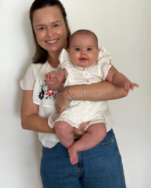 Bruno De Luca Instagram - Hoje me despeço de uma amiga recente, mas profunda. Uma amiga íntima, intensa, uma amizade super improvável. De genro e sogra. Uma amiga que virou uma segunda mãe. A avó da minha filha. Mãe do meu amor. Minha querida sogrinha, Márcia. Mãe jovem, teve minha esposa Sthefany com apenas 20 anos. Tínhamos entre tantas coisas em comum… música, filmes, psicologia (ela era psicóloga) fofocas, até nosso signo era igual. Gêmeos. Era apenas 10 anos mais velha que eu. Em nossa primeira viagens juntos pra um casamento em Tiradentes, ainda sem intimidade, no meio de uma ladeira íngreme em que eu usava um sapato que escorregava, Márcia me deu um tapa que quase rolei ladeira abaixo. Fiquei assustadíssimo! Quando olhei pra ela incrédulo, tentando entender o porquê da agressão, ela me disse: fusca azul… e a partir daí, o tapa do fusca azul virou lei. 
Fany as vezes ficava com ciúmes do tamanho da nossa cumplicidade. Mas ela sabia qual era a nossa maior afinidade, a mais importante: o amor que tínhamos por ela. E depois veio o amor pela Aurora. E se transformou num amor de sogra e genro que nunca pensei que fosse sentir. Fazíamos questão de demonstrar e deixar claro um pro outro. Ontem, de repente, nossos planos se foram. Passar o niver dela em Sp no dia 21 de maio. O novo projeto de viajar de Motohome com minha esposa, minha filha e minha sogra pelo no sul do Brasil em junho. O quarto dela que estávamos construindo na minha casa , mas que ela nunca vai usar. Que tristeza minha sogra! 
Você passou a vida alegrando e ajudando os outros. Foi essencial na ajuda com a gente com a Aurora. Cuidou das suas filhas, do seu marido. Cuidou da sua sogra, dos seus amigos e dos seus pacientes. Cuidou de mim no momento mais difícil da minha vida. Agora, farei questão de manter sua memória sempre viva em nossa família. Cuidarei da sua filha e da sua neta com todo amor e dedicação do mundo, por você, pela sua honra. Ta muito difícil pra todos nós, você é muito amada. Te amo pra sempre! 😢