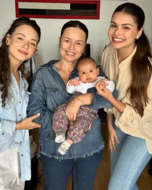 Bruno De Luca Instagram - Hoje me despeço de uma amiga recente, mas profunda. Uma amiga íntima, intensa, uma amizade super improvável. De genro e sogra. Uma amiga que virou uma segunda mãe. A avó da minha filha. Mãe do meu amor. Minha querida sogrinha, Márcia. Mãe jovem, teve minha esposa Sthefany com apenas 20 anos. Tínhamos entre tantas coisas em comum… música, filmes, psicologia (ela era psicóloga) fofocas, até nosso signo era igual. Gêmeos. Era apenas 10 anos mais velha que eu. Em nossa primeira viagens juntos pra um casamento em Tiradentes, ainda sem intimidade, no meio de uma ladeira íngreme em que eu usava um sapato que escorregava, Márcia me deu um tapa que quase rolei ladeira abaixo. Fiquei assustadíssimo! Quando olhei pra ela incrédulo, tentando entender o porquê da agressão, ela me disse: fusca azul… e a partir daí, o tapa do fusca azul virou lei. 
Fany as vezes ficava com ciúmes do tamanho da nossa cumplicidade. Mas ela sabia qual era a nossa maior afinidade, a mais importante: o amor que tínhamos por ela. E depois veio o amor pela Aurora. E se transformou num amor de sogra e genro que nunca pensei que fosse sentir. Fazíamos questão de demonstrar e deixar claro um pro outro. Ontem, de repente, nossos planos se foram. Passar o niver dela em Sp no dia 21 de maio. O novo projeto de viajar de Motohome com minha esposa, minha filha e minha sogra pelo no sul do Brasil em junho. O quarto dela que estávamos construindo na minha casa , mas que ela nunca vai usar. Que tristeza minha sogra! 
Você passou a vida alegrando e ajudando os outros. Foi essencial na ajuda com a gente com a Aurora. Cuidou das suas filhas, do seu marido. Cuidou da sua sogra, dos seus amigos e dos seus pacientes. Cuidou de mim no momento mais difícil da minha vida. Agora, farei questão de manter sua memória sempre viva em nossa família. Cuidarei da sua filha e da sua neta com todo amor e dedicação do mundo, por você, pela sua honra. Ta muito difícil pra todos nós, você é muito amada. Te amo pra sempre! 😢