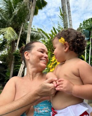 Bruno De Luca Instagram - Hoje me despeço de uma amiga recente, mas profunda. Uma amiga íntima, intensa, uma amizade super improvável. De genro e sogra. Uma amiga que virou uma segunda mãe. A avó da minha filha. Mãe do meu amor. Minha querida sogrinha, Márcia. Mãe jovem, teve minha esposa Sthefany com apenas 20 anos. Tínhamos entre tantas coisas em comum… música, filmes, psicologia (ela era psicóloga) fofocas, até nosso signo era igual. Gêmeos. Era apenas 10 anos mais velha que eu. Em nossa primeira viagens juntos pra um casamento em Tiradentes, ainda sem intimidade, no meio de uma ladeira íngreme em que eu usava um sapato que escorregava, Márcia me deu um tapa que quase rolei ladeira abaixo. Fiquei assustadíssimo! Quando olhei pra ela incrédulo, tentando entender o porquê da agressão, ela me disse: fusca azul… e a partir daí, o tapa do fusca azul virou lei. 
Fany as vezes ficava com ciúmes do tamanho da nossa cumplicidade. Mas ela sabia qual era a nossa maior afinidade, a mais importante: o amor que tínhamos por ela. E depois veio o amor pela Aurora. E se transformou num amor de sogra e genro que nunca pensei que fosse sentir. Fazíamos questão de demonstrar e deixar claro um pro outro. Ontem, de repente, nossos planos se foram. Passar o niver dela em Sp no dia 21 de maio. O novo projeto de viajar de Motohome com minha esposa, minha filha e minha sogra pelo no sul do Brasil em junho. O quarto dela que estávamos construindo na minha casa , mas que ela nunca vai usar. Que tristeza minha sogra! 
Você passou a vida alegrando e ajudando os outros. Foi essencial na ajuda com a gente com a Aurora. Cuidou das suas filhas, do seu marido. Cuidou da sua sogra, dos seus amigos e dos seus pacientes. Cuidou de mim no momento mais difícil da minha vida. Agora, farei questão de manter sua memória sempre viva em nossa família. Cuidarei da sua filha e da sua neta com todo amor e dedicação do mundo, por você, pela sua honra. Ta muito difícil pra todos nós, você é muito amada. Te amo pra sempre! 😢