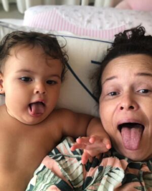 Bruno De Luca Instagram - Hoje me despeço de uma amiga recente, mas profunda. Uma amiga íntima, intensa, uma amizade super improvável. De genro e sogra. Uma amiga que virou uma segunda mãe. A avó da minha filha. Mãe do meu amor. Minha querida sogrinha, Márcia. Mãe jovem, teve minha esposa Sthefany com apenas 20 anos. Tínhamos entre tantas coisas em comum… música, filmes, psicologia (ela era psicóloga) fofocas, até nosso signo era igual. Gêmeos. Era apenas 10 anos mais velha que eu. Em nossa primeira viagens juntos pra um casamento em Tiradentes, ainda sem intimidade, no meio de uma ladeira íngreme em que eu usava um sapato que escorregava, Márcia me deu um tapa que quase rolei ladeira abaixo. Fiquei assustadíssimo! Quando olhei pra ela incrédulo, tentando entender o porquê da agressão, ela me disse: fusca azul… e a partir daí, o tapa do fusca azul virou lei. 
Fany as vezes ficava com ciúmes do tamanho da nossa cumplicidade. Mas ela sabia qual era a nossa maior afinidade, a mais importante: o amor que tínhamos por ela. E depois veio o amor pela Aurora. E se transformou num amor de sogra e genro que nunca pensei que fosse sentir. Fazíamos questão de demonstrar e deixar claro um pro outro. Ontem, de repente, nossos planos se foram. Passar o niver dela em Sp no dia 21 de maio. O novo projeto de viajar de Motohome com minha esposa, minha filha e minha sogra pelo no sul do Brasil em junho. O quarto dela que estávamos construindo na minha casa , mas que ela nunca vai usar. Que tristeza minha sogra! 
Você passou a vida alegrando e ajudando os outros. Foi essencial na ajuda com a gente com a Aurora. Cuidou das suas filhas, do seu marido. Cuidou da sua sogra, dos seus amigos e dos seus pacientes. Cuidou de mim no momento mais difícil da minha vida. Agora, farei questão de manter sua memória sempre viva em nossa família. Cuidarei da sua filha e da sua neta com todo amor e dedicação do mundo, por você, pela sua honra. Ta muito difícil pra todos nós, você é muito amada. Te amo pra sempre! 😢