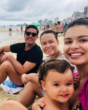Bruno De Luca Instagram - Hoje me despeço de uma amiga recente, mas profunda. Uma amiga íntima, intensa, uma amizade super improvável. De genro e sogra. Uma amiga que virou uma segunda mãe. A avó da minha filha. Mãe do meu amor. Minha querida sogrinha, Márcia. Mãe jovem, teve minha esposa Sthefany com apenas 20 anos. Tínhamos entre tantas coisas em comum… música, filmes, psicologia (ela era psicóloga) fofocas, até nosso signo era igual. Gêmeos. Era apenas 10 anos mais velha que eu. Em nossa primeira viagens juntos pra um casamento em Tiradentes, ainda sem intimidade, no meio de uma ladeira íngreme em que eu usava um sapato que escorregava, Márcia me deu um tapa que quase rolei ladeira abaixo. Fiquei assustadíssimo! Quando olhei pra ela incrédulo, tentando entender o porquê da agressão, ela me disse: fusca azul… e a partir daí, o tapa do fusca azul virou lei. 
Fany as vezes ficava com ciúmes do tamanho da nossa cumplicidade. Mas ela sabia qual era a nossa maior afinidade, a mais importante: o amor que tínhamos por ela. E depois veio o amor pela Aurora. E se transformou num amor de sogra e genro que nunca pensei que fosse sentir. Fazíamos questão de demonstrar e deixar claro um pro outro. Ontem, de repente, nossos planos se foram. Passar o niver dela em Sp no dia 21 de maio. O novo projeto de viajar de Motohome com minha esposa, minha filha e minha sogra pelo no sul do Brasil em junho. O quarto dela que estávamos construindo na minha casa , mas que ela nunca vai usar. Que tristeza minha sogra! 
Você passou a vida alegrando e ajudando os outros. Foi essencial na ajuda com a gente com a Aurora. Cuidou das suas filhas, do seu marido. Cuidou da sua sogra, dos seus amigos e dos seus pacientes. Cuidou de mim no momento mais difícil da minha vida. Agora, farei questão de manter sua memória sempre viva em nossa família. Cuidarei da sua filha e da sua neta com todo amor e dedicação do mundo, por você, pela sua honra. Ta muito difícil pra todos nós, você é muito amada. Te amo pra sempre! 😢