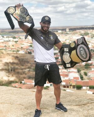 Bruno Silva Instagram - São 9 anos de carreira, eu sempre acreditei nos meus sonhos, lutei até quando não tinha mais forças pra continuar, mas Deus nunca me abandonou, atravessei o deserto e mesmo durante a trajetória eu nunca deixei de ser feliz, sim já derramei muitas lágrimas quando estava sozinho em casa, eu orava e rapidamente meu sorriso voltava. 
Aqui está minhas maiores conquistas da minha carreira, a 5 meses mentalizei essa foto durante o atendimento com minha psicóloga @suellenkaviski eu disse; “eu vou ser campeão mundial e vou na minha cidade no Cristo tirar a foto com todos os meus cinturões”  aqui está a foto.. impossível? Rsrsrs te explico no caminho 😉