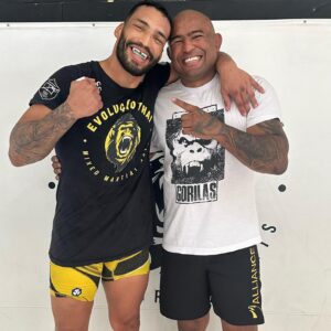 Bruno Silva Instagram - Como é bom rever você irmão, obrigado pelo treino, te amo meu amigo❤️