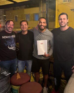 Bruno Silva Instagram - Contrato renovado e luta marcada, esses são meus empresários, os responsáveis em cuidar da minha carreira @wm_sports_