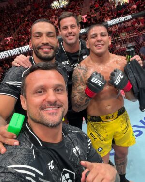 Bruno Silva Instagram - ❤️🔥🔥🔥🇧🇷🏆🦍 vitória  Primeiro Round!! Heyyyy @brunno_hulk_mma  tudo nosso porra!!