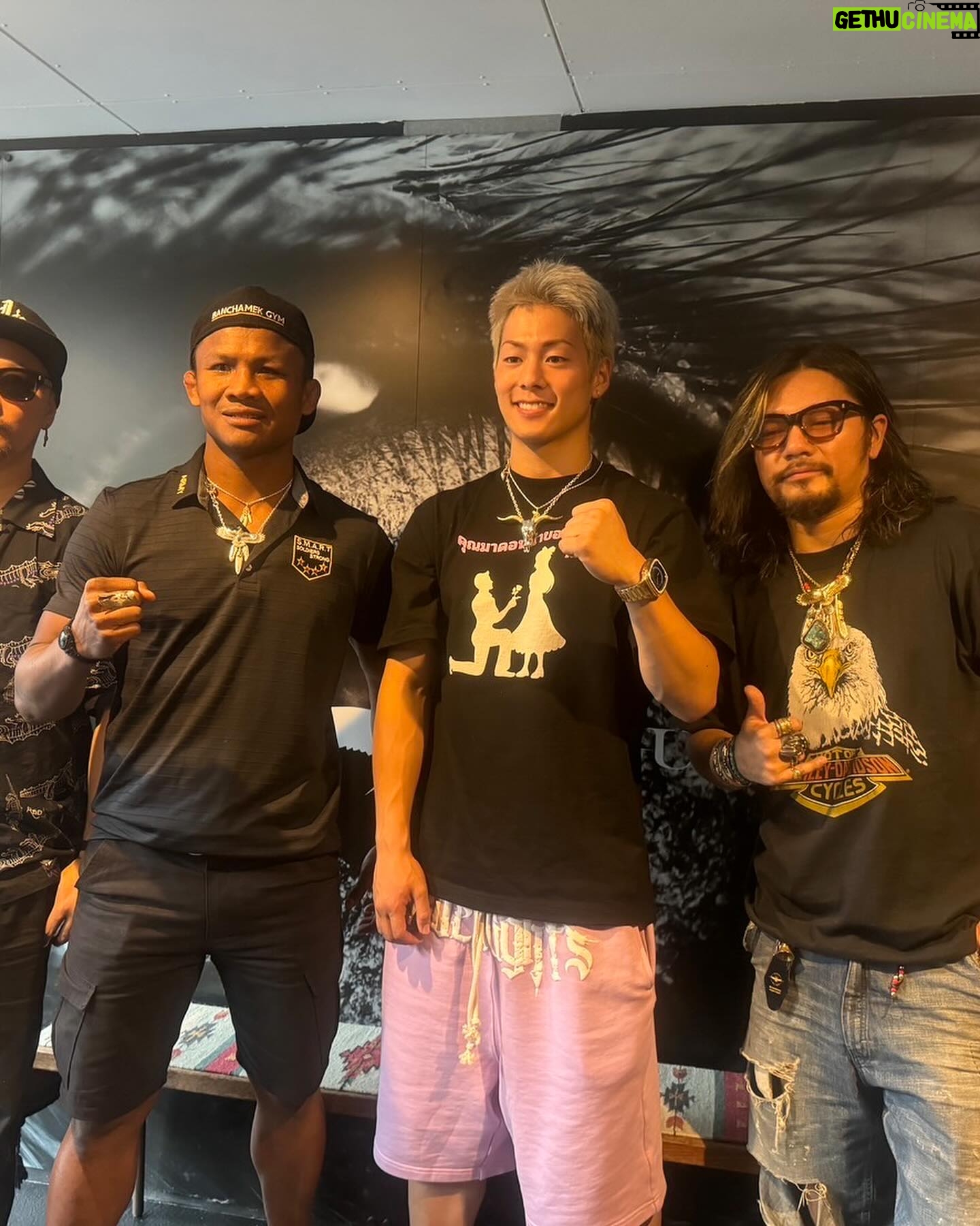 Buakaw Banchamek - 25.8K Likes - ไสแล้วมันก้อเท่ดีนะ🤡🙏ขอบคุณสำหรับสร้อยเท่เท่แหวนเท่เท่ครับ👍