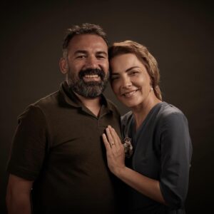 Burcu Kara Instagram - İlk kez eşimin prodüktörlüğündeki bir işte rol aldım.İşin güzelliğine ayrı büyülendim,eşimin özenine ayrı hayran oldum.Ne güzel bir anı oldu bu fotoğraflar da bize.Sevdiğim,bir tanem,kalbim.Seninle ne kadar gurur duysam az,ne kadar sevsem eksik.🙏🏼🧿❤️