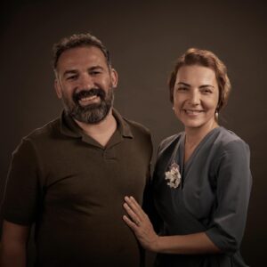 Burcu Kara Instagram - İlk kez eşimin prodüktörlüğündeki bir işte rol aldım.İşin güzelliğine ayrı büyülendim,eşimin özenine ayrı hayran oldum.Ne güzel bir anı oldu bu fotoğraflar da bize.Sevdiğim,bir tanem,kalbim.Seninle ne kadar gurur duysam az,ne kadar sevsem eksik.🙏🏼🧿❤️