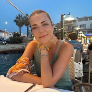 Burcu Kara Instagram - Yazın yarısı bitti.İlk kez makyaj yaptım.İlk kez yemeğe çıktık sevdiceğimle.Bu da bişeydir be!😂❤️🧿