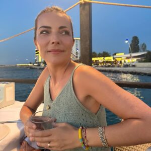 Burcu Kara Instagram - Yazın yarısı bitti.İlk kez makyaj yaptım.İlk kez yemeğe çıktık sevdiceğimle.Bu da bişeydir be!😂❤️🧿