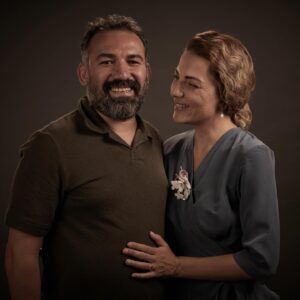 Burcu Kara Instagram - İlk kez eşimin prodüktörlüğündeki bir işte rol aldım.İşin güzelliğine ayrı büyülendim,eşimin özenine ayrı hayran oldum.Ne güzel bir anı oldu bu fotoğraflar da bize.Sevdiğim,bir tanem,kalbim.Seninle ne kadar gurur duysam az,ne kadar sevsem eksik.🙏🏼🧿❤️