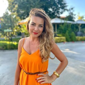Burcu Kara Instagram - Haydi bakalım hazırız,kız istemeye gidiyoruz.😍🧡🎉💍