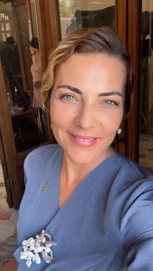 Burcu Kara Instagram - Güçlü bir kadın hikayesi için,muhteşem bir ekiple,2024'ten 1924'e döndük.Benim kafam hep eskilerdedir zaten.Çok mutlu oluyorum dönem işlerinde olmaktan bu yüzden.Siz nasıl buldunuz,beğendiniz mi?😎🎥🎬