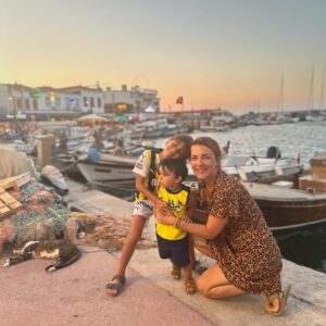 Burcu Kara Instagram - Fotoğraf hatrına kardeşine sarıldı.😂🙏🏼🧿Büyüyorlar.Zor.Bazen bunaltıcı hatta geçen günler.Ama bir gün bu zamanları özleyeceğimi çok iyi biliyorum.🥲❤️