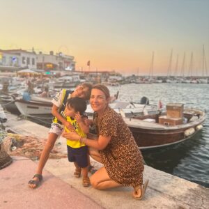 Burcu Kara Instagram - Fotoğraf hatrına kardeşine sarıldı.😂🙏🏼🧿Büyüyorlar.Zor.Bazen bunaltıcı hatta geçen günler.Ama bir gün bu zamanları özleyeceğimi çok iyi biliyorum.🥲❤️