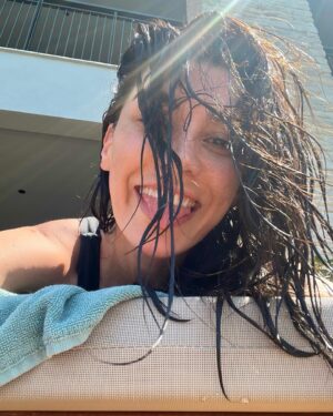 Burcu Kiratli Instagram - 🖤💦💦☀️🧋🍒🍉
Repo gibi repo 🫠🎬