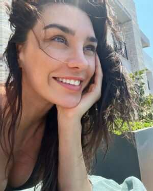 Burcu Kiratli Instagram - 🖤💦💦☀️🧋🍒🍉
Repo gibi repo 🫠🎬
