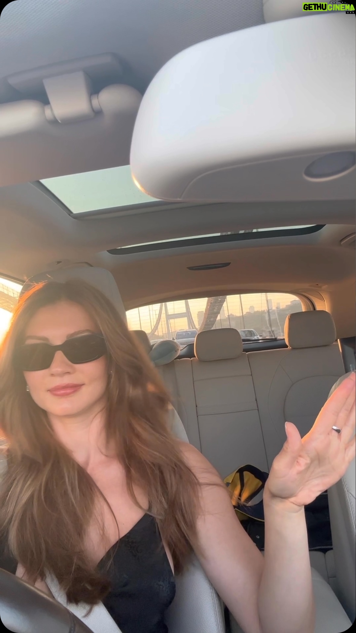Burcu Özberk - 1.1 Million Likes - Yollarım meşhurdur 🤍