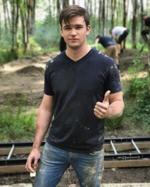 Burkely Duffield Instagram - Friday Feelin 👍
#fbf #episode5 #downanddirty #btsseason2