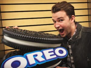 Burkely Duffield Instagram - Now that’s MY size Oreo!!
#needabigglassof🥛 #thisonetastesabitlikeplastic