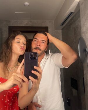 Buse Arslan Instagram - Zamanın şifası sendeymiş. Geçerken yüzünü göstermedi. 🤍 
“Yanağıma elini koyuyor, başımı omzuna yaslıyor- yolculuk sana “ 
@cagrisensoy