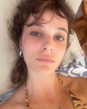Büşra Develi Instagram - Summertime sadness’imin nihayet bittiği bir yıl oldu. Teşekkürler tüm sevdiklerim tarot kartları ve terapistim…
