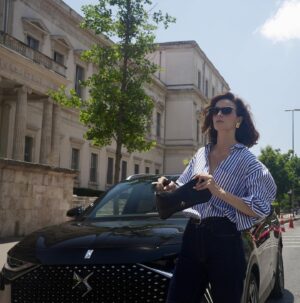 Büşra Develi Instagram - DS 7 E-TENSE ile her yolculuğum keyifli anılara dönüşüyor. 🖤

#DS #DS7 #ETENSE #ZarafetiTakipEt #işbirliği @dsturkiye