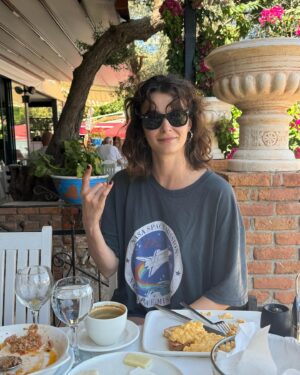 Büşra Develi Instagram - Summertime sadness’imin nihayet bittiği bir yıl oldu. Teşekkürler tüm sevdiklerim tarot kartları ve terapistim…