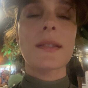 Büşra Develi Instagram - Summertime sadness’imin nihayet bittiği bir yıl oldu. Teşekkürler tüm sevdiklerim tarot kartları ve terapistim…