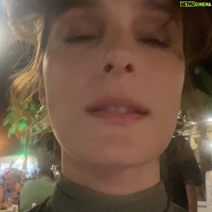 Büşra Develi - 22.3K Likes - Summertime sadness’imin nihayet bittiği bir yıl oldu. Teşekkürler tüm sevdiklerim tarot kartları ve terapistim…