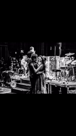Caitlin McHugh Instagram - 🎶 Darlin’ 🎶 was our First Dance song and we loved dancing to it every time @jonboltonmusic sang/played 🥁 it this weekend. Grateful to @mikeloveofficial and @thebeachboys for another Fun Fun Fun mini run. 
📷 @ashley.haer