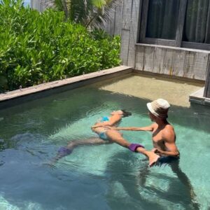 Calu Rivero Instagram - Danzar en el agua
El agua tiene la información sensible de cómo funciona la vida
El agua es la abuela madre de la vida 
Cuanta libertad tenemos para expresar?
Puedo tocar con la escucha?

Gracias @eljoycrew hombre agua!!! Que sutileza más bella.
Gracias @nomadetulum. 
Te extraño y amo @aitolab !