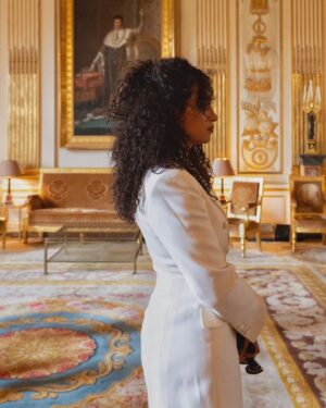 Camélia Jordana Instagram - Une bonne nouvelle se fête en famille 🤍
Dieu que j’aime ne pas être une princesse, mais bien une Chevalière de l’ordre des arts et des lettres, quel honneur !

Merci infini à @rachida.dati pour cette magnifique distinction. Nous ne sommes pas du même bord politique. Pour autant, recevoir cette décoration des mains de la femme algérienne et marocaine et de la ministre de la culture française que vous êtes m’a énormément touchée, comme votre discours et votre émotion qui m’ont embarquée. 

Pas facile de poursuivre avec mon discours que j’ai pourtant voulu simple. D’autant plus devant presque tous les gens que j’aime et qui comptent tant. Merci à chacun.e de mes proches, cher.e.s, pour votre présence - à cette cérémonie comme dans la vie - physique, spirituelle et mentale, pour votre soutien et votre amour. Pour votre tolérance et votre compréhension de la vie étrange que je mène. 

J’ai une pensée immense pour mes ancêtres, ma lignée, leur chemin, leur lumière et les pas qu’ils ont posés, les terres qu’ils ont foulées et les graines plantées, fanées comme écloses. 

Une pensée chère aussi pour tou.te.s les artistes Franco-maghrébin.e.s qui ont ouvert la voie 🙇🏻‍♀️

Je remonte à cheval et m’en vais humblement fouiller les angles sombres de notre époque, traquer la joie et la poésie des cœurs et inventer la légèreté réparatrice qui apaise le vacarme du dehors. 

Peace love kiss de mon fidèle destrier et moi
🎠🛡️⚔️🦄🧝🏼‍♀️🪶💌🏹