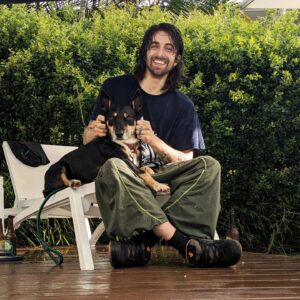 Cameron Cole Instagram - Chilling with Chippy (@ruben_reeves dog) in Byron Bay on my day off. See ya tomorrow Brisbane @thezoo.bne Last show down under before I go home.🤟🤟
